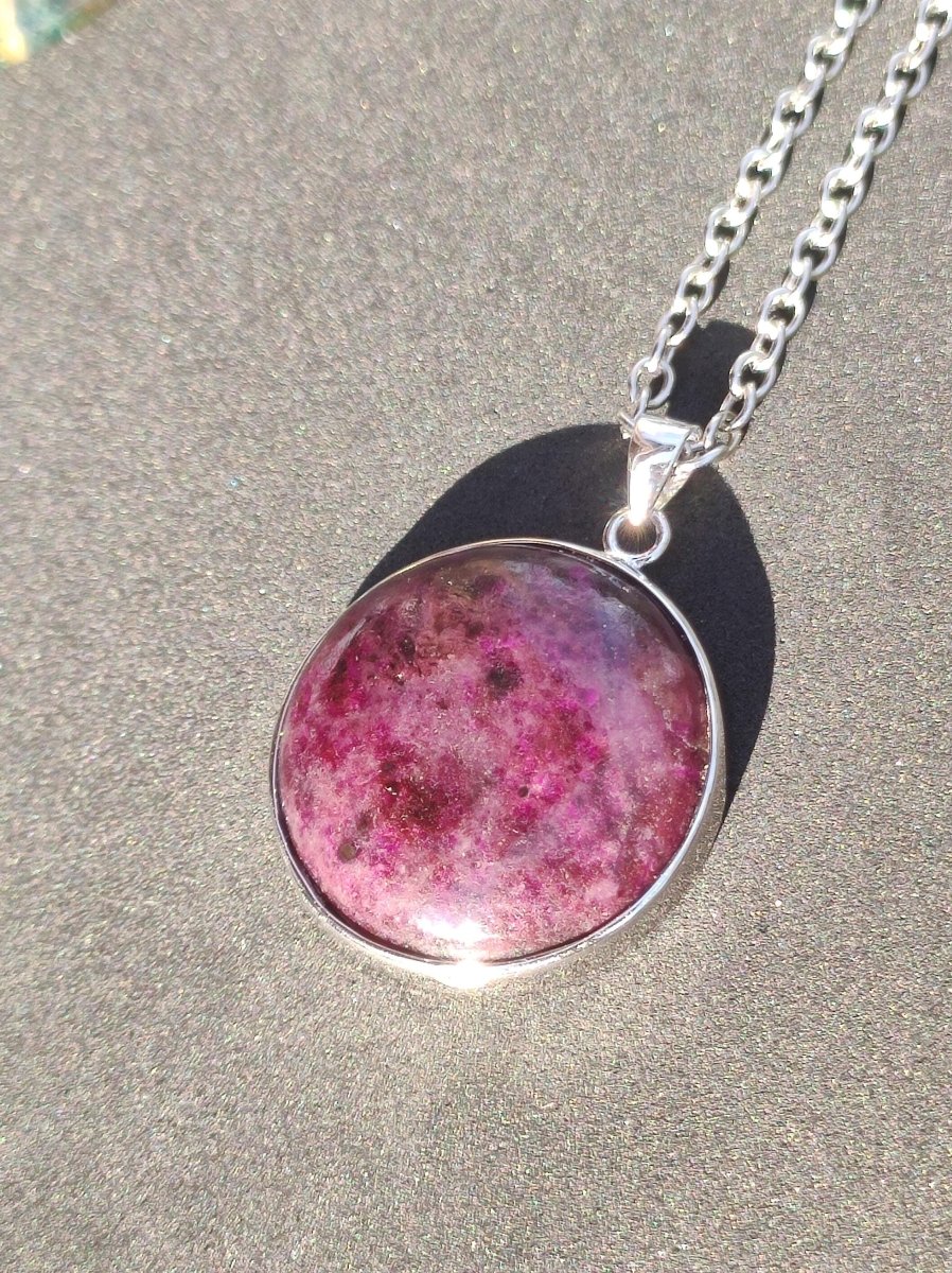 Sugilith / Sugilite inkl. 925 Silber Fassung lila Edelstein Kette Natur Heilstein Energie Rarität Mann Frau Er Sie Geschenk Edel hohwertig - Art of Nature Berlin