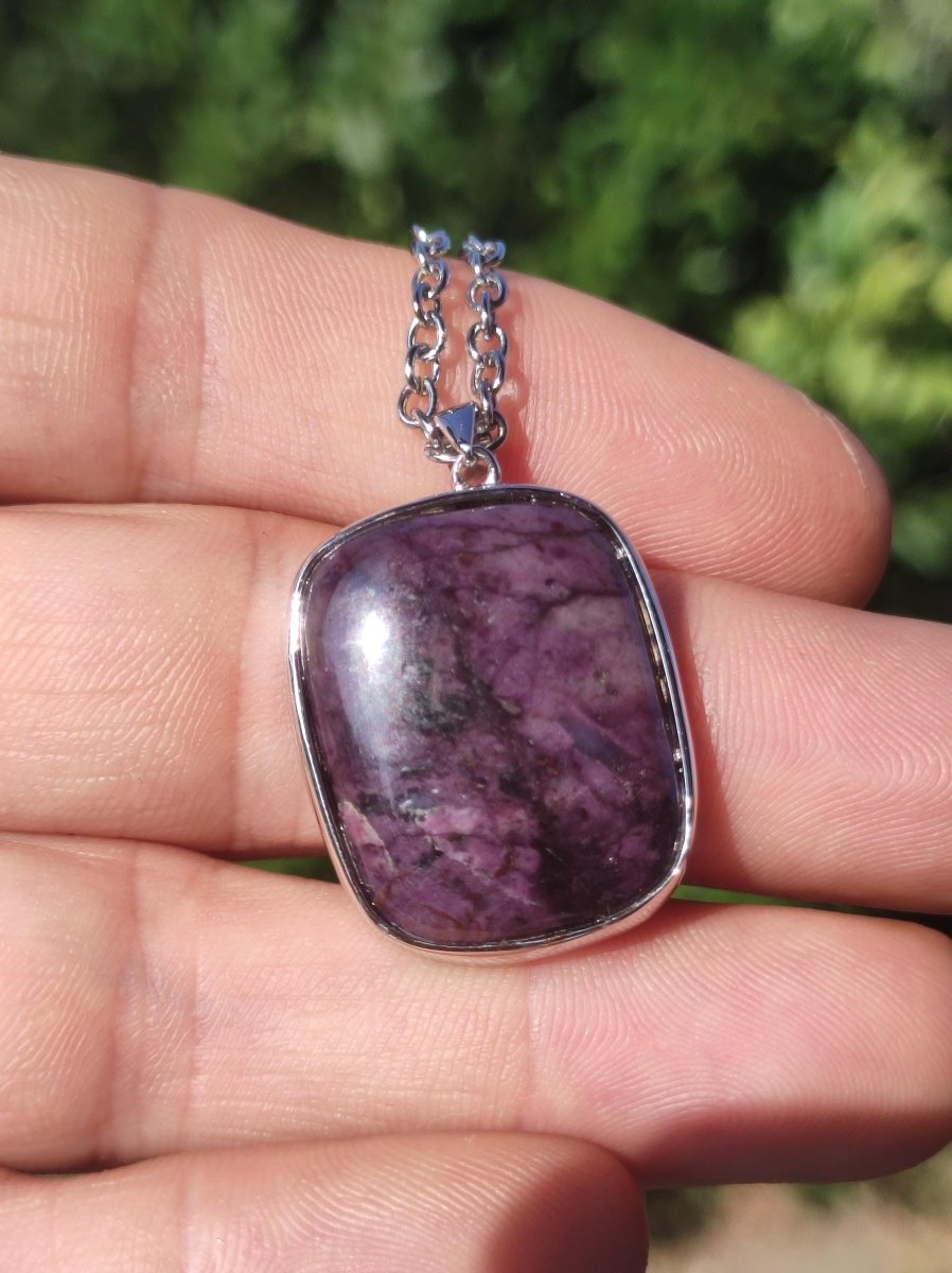 Sugilith / Sugilite inkl. 925 Silber Fassung lila Edelstein Kette Natur Heilstein Energie Rarität Mann Frau Er Sie Geschenk Edel hohwertig - Art of Nature Berlin