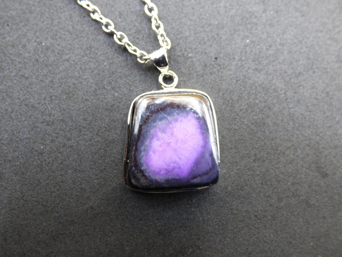 Sugilith / Sugilite inkl. 925 Silber Fassung lila Edelstein Kette Natur Heilstein Energie Rarität Mann Frau Er Sie Geschenk Edel hohwertig - Art of Nature Berlin
