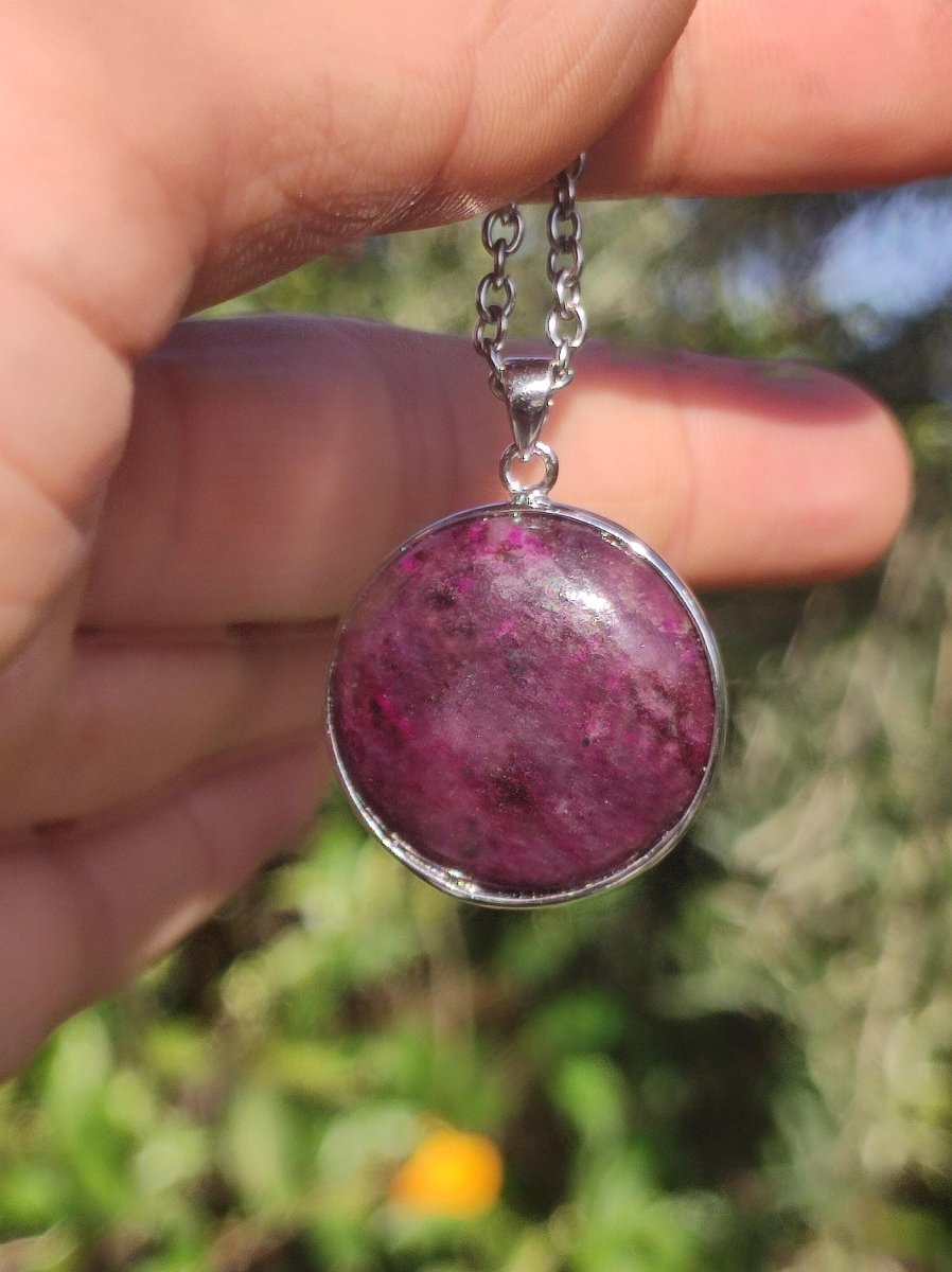 Sugilith / Sugilite inkl. 925 Silber Fassung lila Edelstein Kette Natur Heilstein Energie Rarität Mann Frau Er Sie Geschenk Edel hohwertig - Art of Nature Berlin