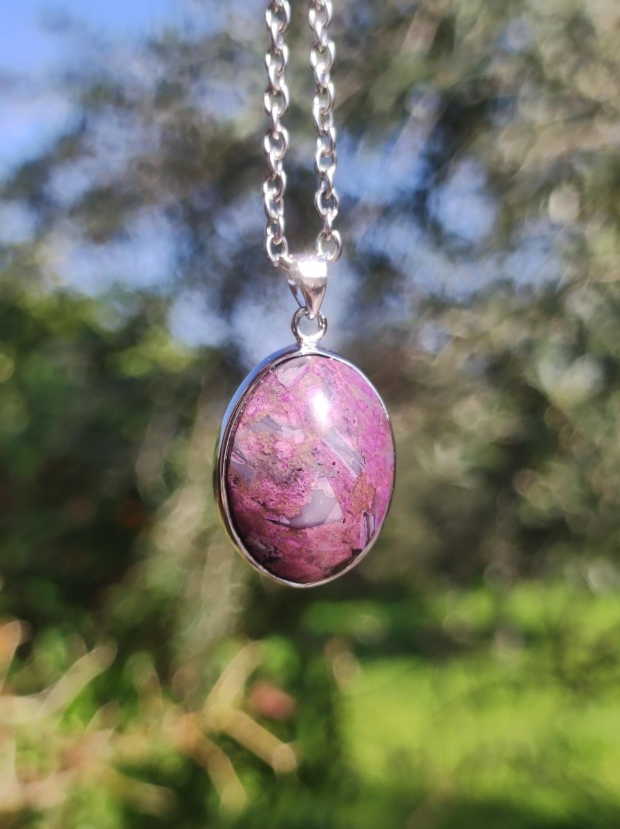 Sugilith / Sugilite inkl. 925 Silber Fassung lila Edelstein Kette Natur Heilstein Energie Rarität Mann Frau Er Sie Geschenk Edel hohwertig - Art of Nature Berlin
