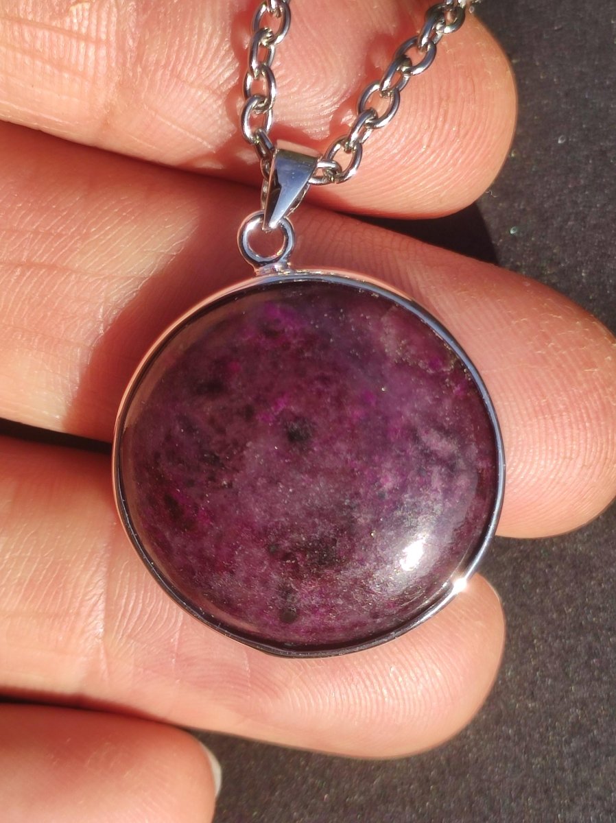 Sugilith / Sugilite inkl. 925 Silber Fassung lila Edelstein Kette Natur Heilstein Energie Rarität Mann Frau Er Sie Geschenk Edel hohwertig - Art of Nature Berlin