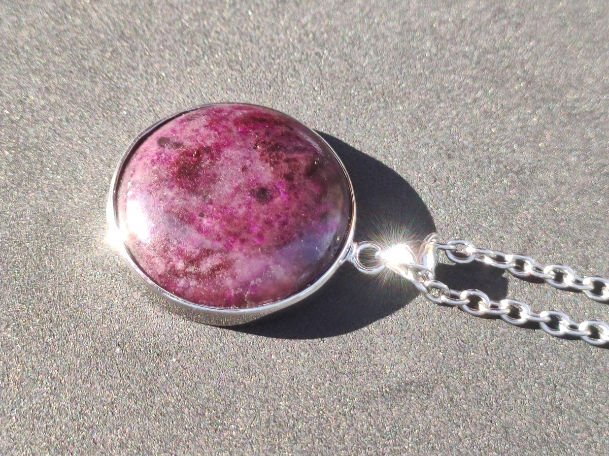 Sugilith / Sugilite inkl. 925 Silber Fassung lila Edelstein Kette Natur Heilstein Energie Rarität Mann Frau Er Sie Geschenk Edel hohwertig - Art of Nature Berlin