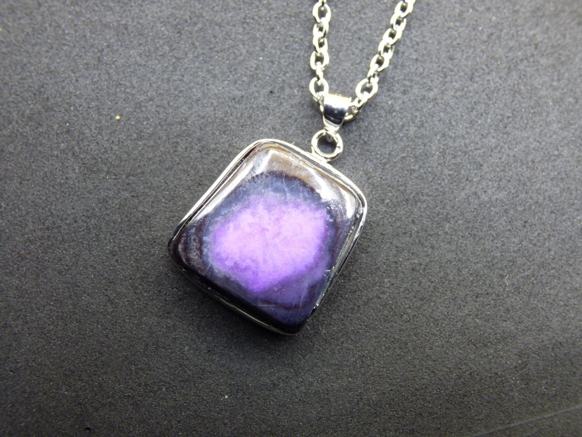 Sugilith / Sugilite inkl. 925 Silber Fassung lila Edelstein Kette Natur Heilstein Energie Rarität Mann Frau Er Sie Geschenk Edel hohwertig - Art of Nature Berlin