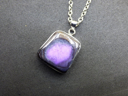 Sugilith / Sugilite inkl. 925 Silber Fassung lila Edelstein Kette Natur Heilstein Energie Rarität Mann Frau Er Sie Geschenk Edel hohwertig - Art of Nature Berlin