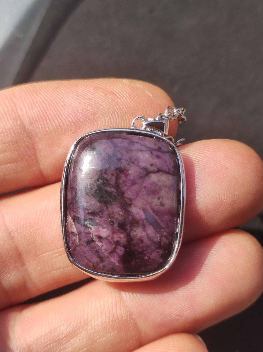 Sugilith / Sugilite inkl. 925 Silber Fassung lila Edelstein Kette Natur Heilstein Energie Rarität Mann Frau Er Sie Geschenk Edel hohwertig - Art of Nature Berlin