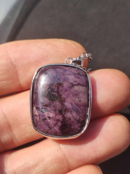 Sugilith / Sugilite inkl. 925 Silber Fassung lila Edelstein Kette Natur Heilstein Energie Rarität Mann Frau Er Sie Geschenk Edel hohwertig - Art of Nature Berlin