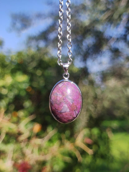 Sugilith / Sugilite inkl. 925 Silber Fassung lila Edelstein Kette Natur Heilstein Energie Rarität Mann Frau Er Sie Geschenk Edel hohwertig - Art of Nature Berlin