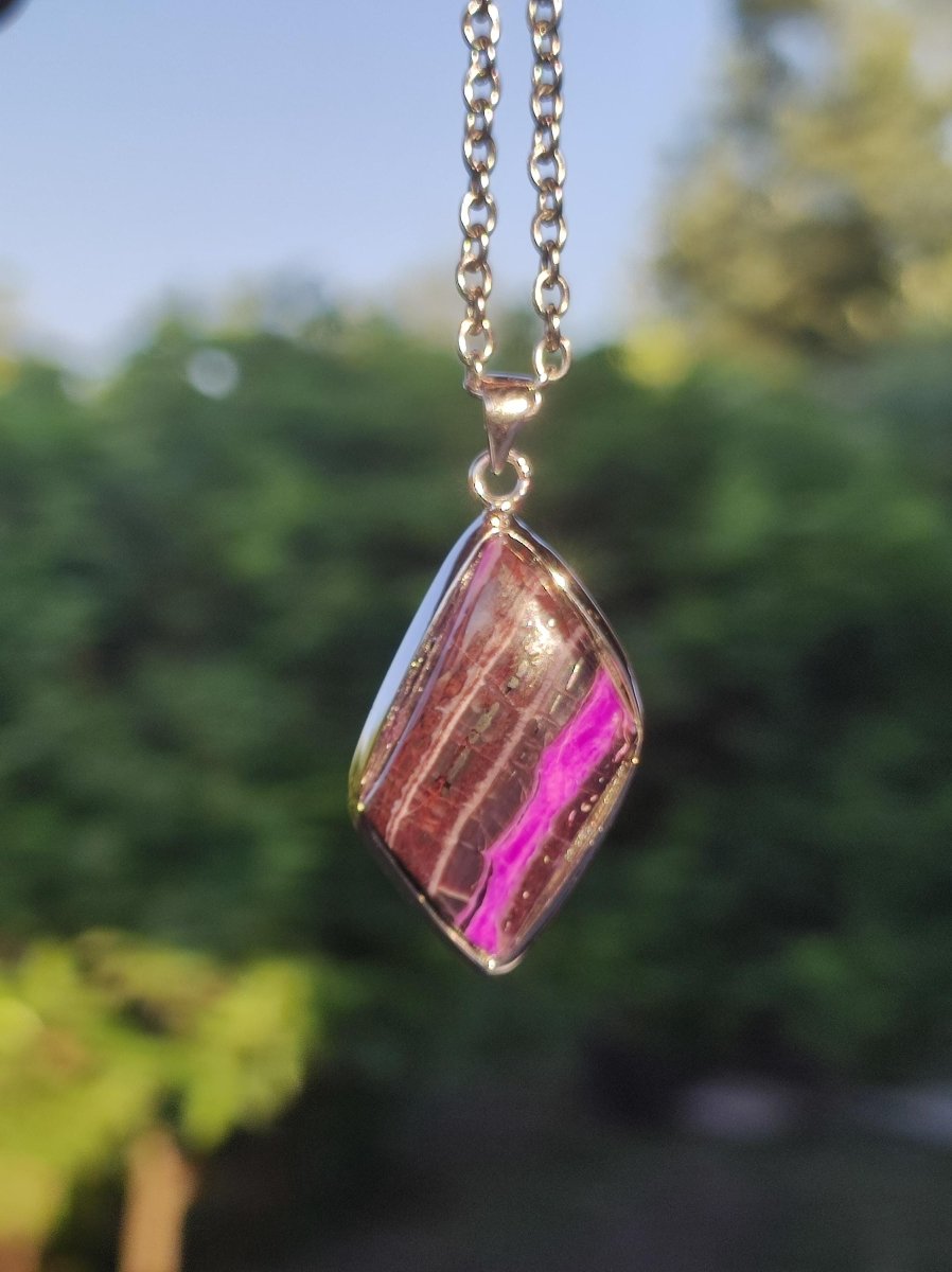 Sugilith / Sugilite inkl. 925 Silber Fassung lila Edelstein Kette Natur Heilstein Energie Rarität Mann Frau Er Sie Geschenk Edel hohwertig - Art of Nature Berlin