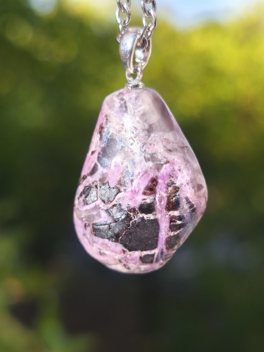 Sugilith / Sugilite Kette inkl. 925 Silberöse lila Edelstein Unikat Ethno Natur Heilstein Rarität Selten Flash Wow Sammler Investition Edel - Art of Nature Berlin