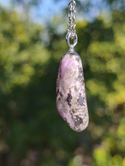 Sugilith / Sugilite Kette inkl. 925 Silberöse lila Edelstein Unikat Ethno Natur Heilstein Rarität Selten Flash Wow Sammler Investition Edel - Art of Nature Berlin