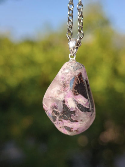Sugilith / Sugilite Kette inkl. 925 Silberöse lila Edelstein Unikat Ethno Natur Heilstein Rarität Selten Flash Wow Sammler Investition Edel - Art of Nature Berlin