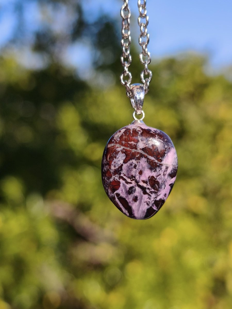 Sugilith / Sugilite Kette inkl. 925 Silberöse lila Edelstein Unikat Ethno Natur Heilstein Rarität Selten Flash Wow Sammler Investition Edel - Art of Nature Berlin