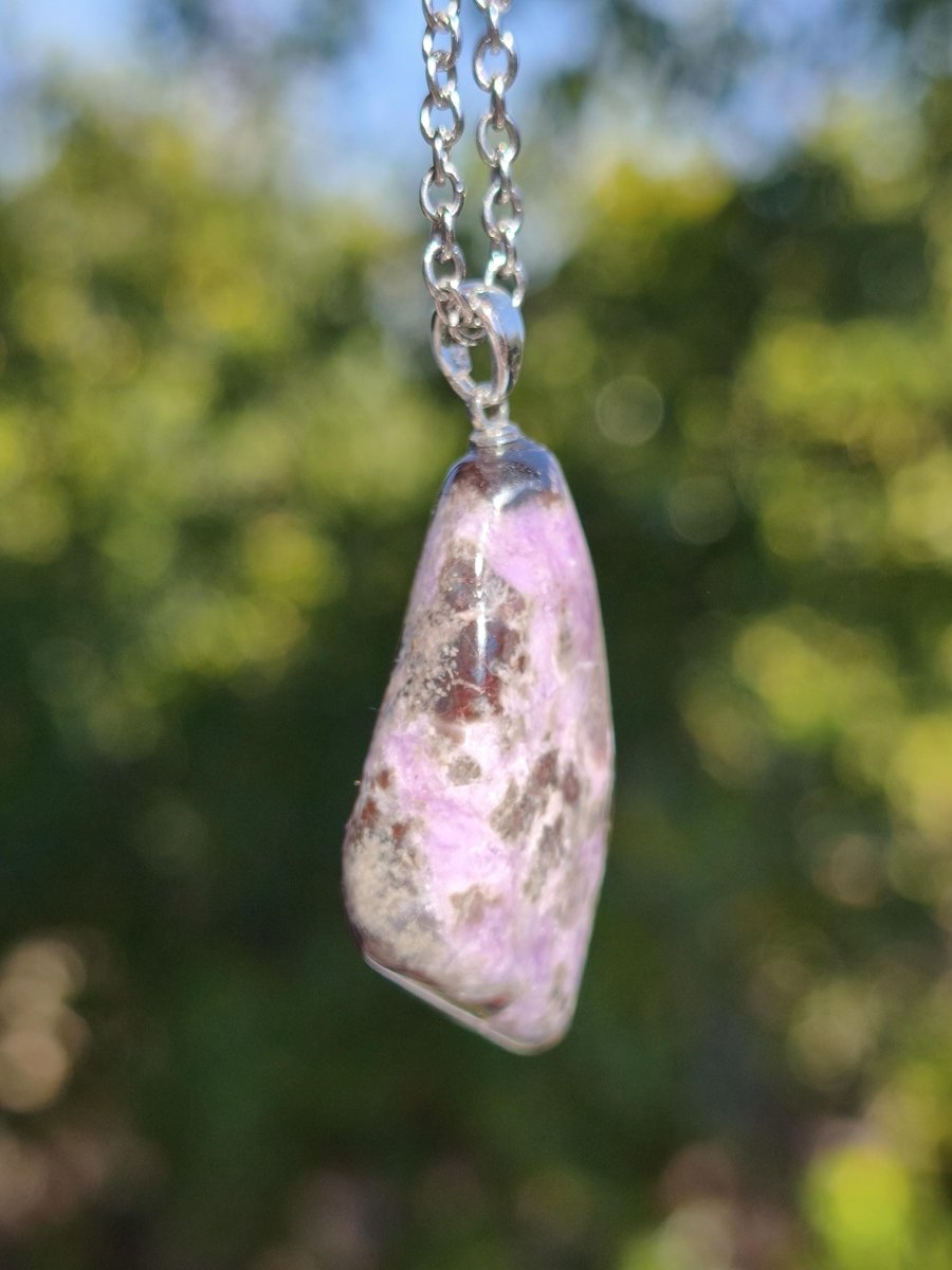 Sugilith / Sugilite Kette inkl. 925 Silberöse lila Edelstein Unikat Ethno Natur Heilstein Rarität Selten Flash Wow Sammler Investition Edel - Art of Nature Berlin