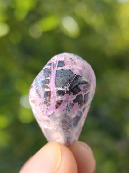 Sugilith / Sugilite Kette inkl. 925 Silberöse lila Edelstein Unikat Ethno Natur Heilstein Rarität Selten Flash Wow Sammler Investition Edel - Art of Nature Berlin