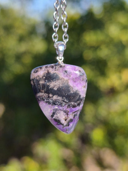 Sugilith / Sugilite Kette inkl. 925 Silberöse lila Edelstein Unikat Ethno Natur Heilstein Rarität Selten Flash Wow Sammler Investition Edel - Art of Nature Berlin