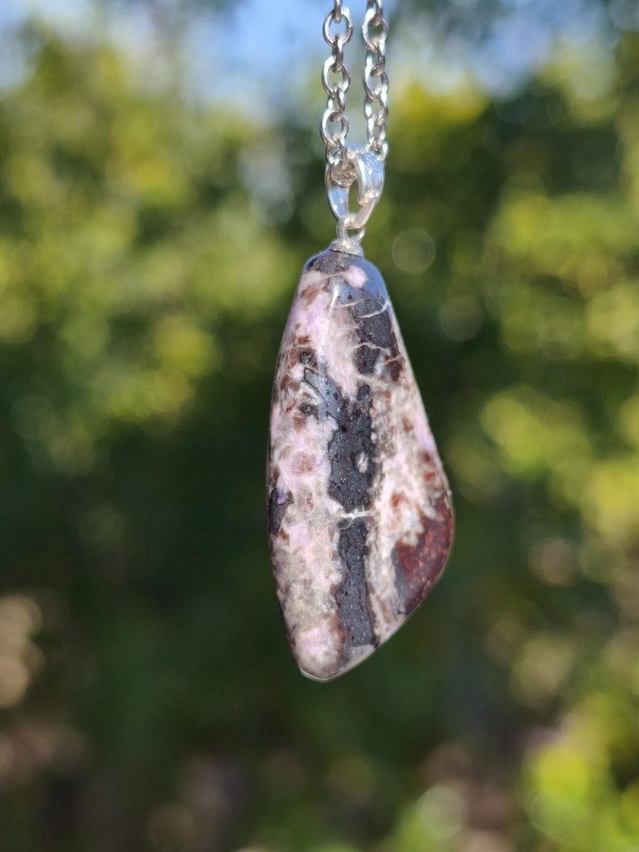 Sugilith / Sugilite Kette inkl. 925 Silberöse lila Edelstein Unikat Ethno Natur Heilstein Rarität Selten Flash Wow Sammler Investition Edel - Art of Nature Berlin