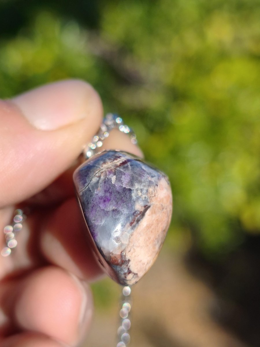 Sugilith / Sugilite Kette inkl. 925 Silberöse lila Edelstein Unikat Ethno Natur Heilstein Rarität Selten Flash Wow Sammler Investition Edel - Art of Nature Berlin