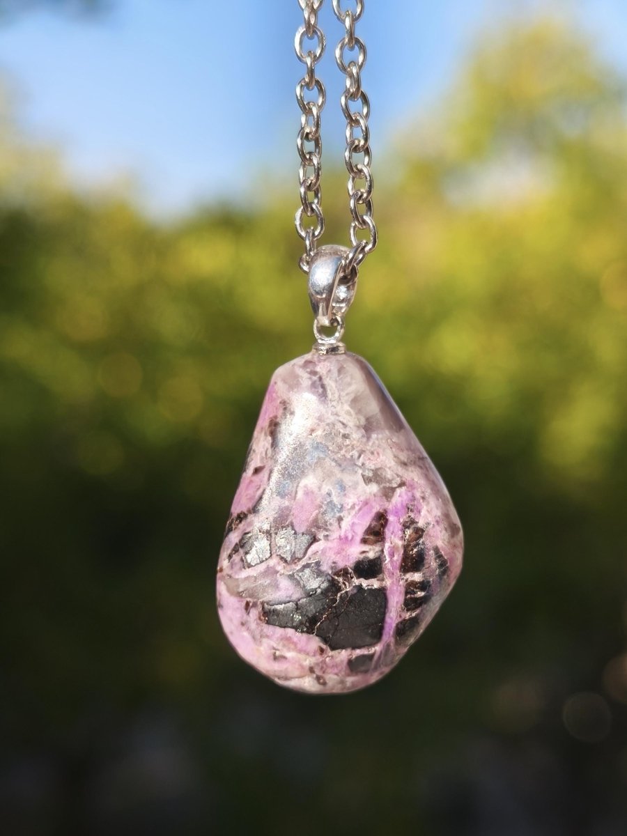 Sugilith / Sugilite Kette inkl. 925 Silberöse lila Edelstein Unikat Ethno Natur Heilstein Rarität Selten Flash Wow Sammler Investition Edel - Art of Nature Berlin