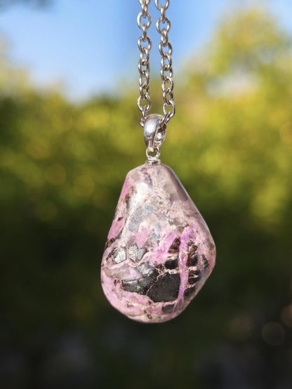 Sugilith / Sugilite Kette inkl. 925 Silberöse lila Edelstein Unikat Ethno Natur Heilstein Rarität Selten Flash Wow Sammler Investition Edel - Art of Nature Berlin