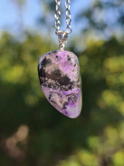 Sugilith / Sugilite Kette inkl. 925 Silberöse lila Edelstein Unikat Ethno Natur Heilstein Rarität Selten Flash Wow Sammler Investition Edel - Art of Nature Berlin