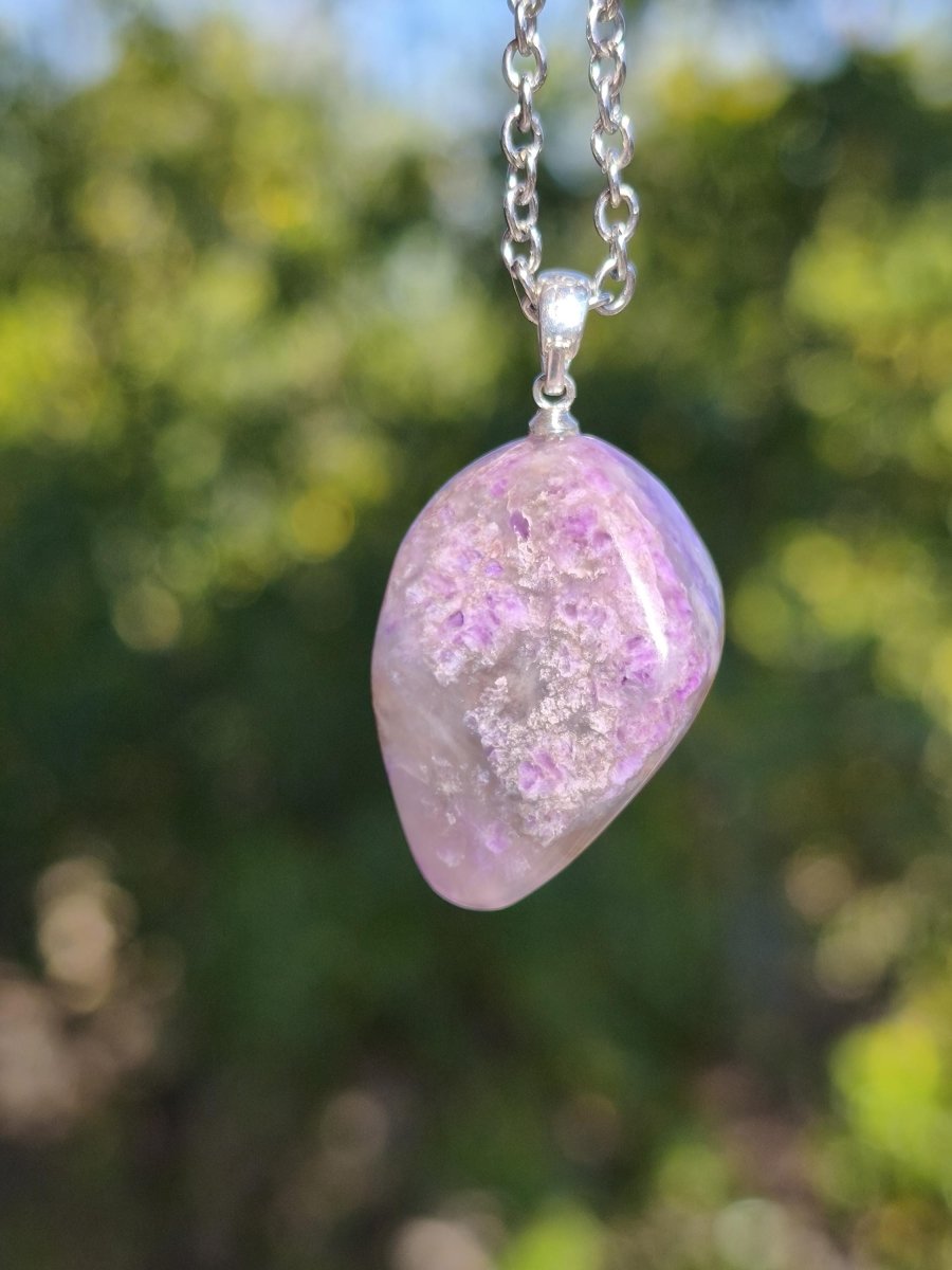 Sugilith / Sugilite Kette inkl. 925 Silberöse lila Edelstein Unikat Ethno Natur Heilstein Rarität Selten Flash Wow Sammler Investition Edel - Art of Nature Berlin