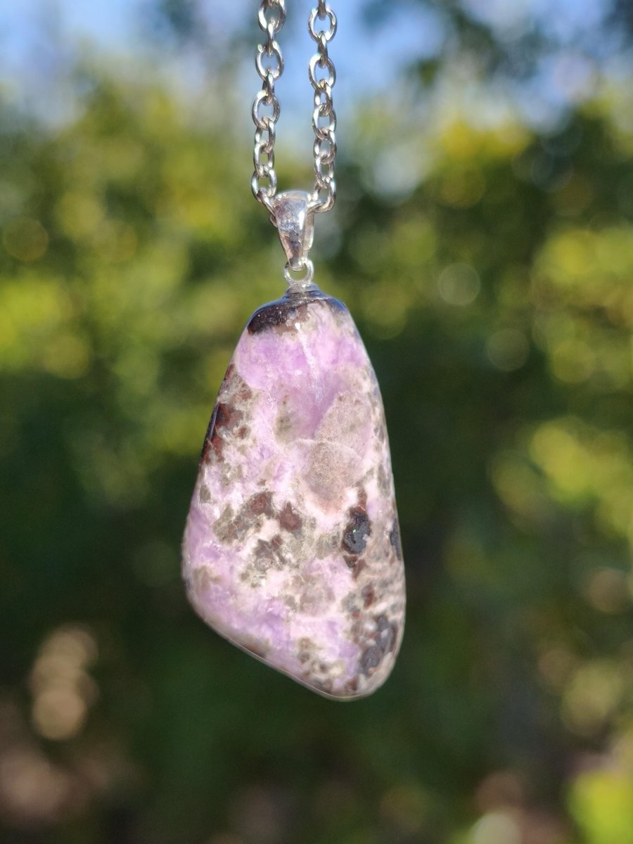 Sugilith / Sugilite Kette inkl. 925 Silberöse lila Edelstein Unikat Ethno Natur Heilstein Rarität Selten Flash Wow Sammler Investition Edel - Art of Nature Berlin