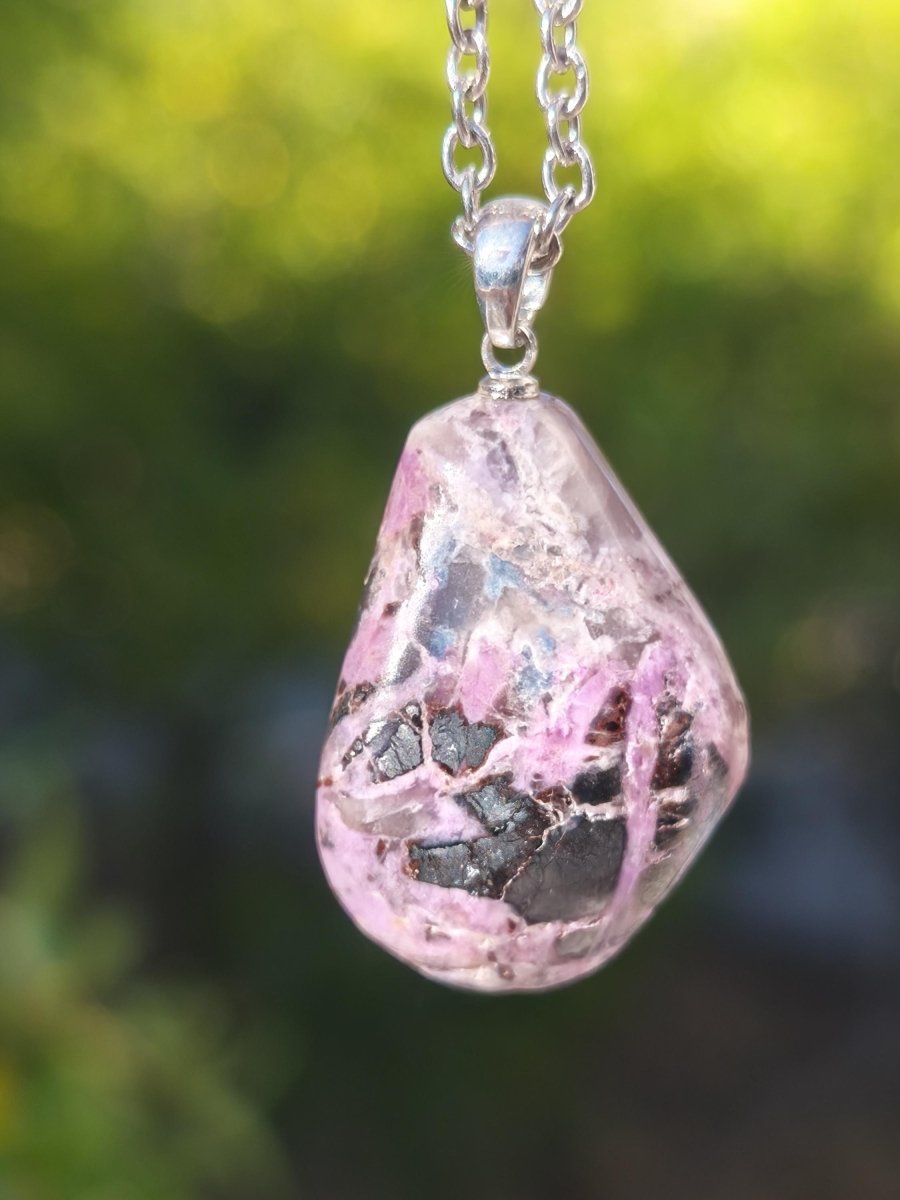 Sugilith / Sugilite Kette inkl. 925 Silberöse lila Edelstein Unikat Ethno Natur Heilstein Rarität Selten Flash Wow Sammler Investition Edel - Art of Nature Berlin