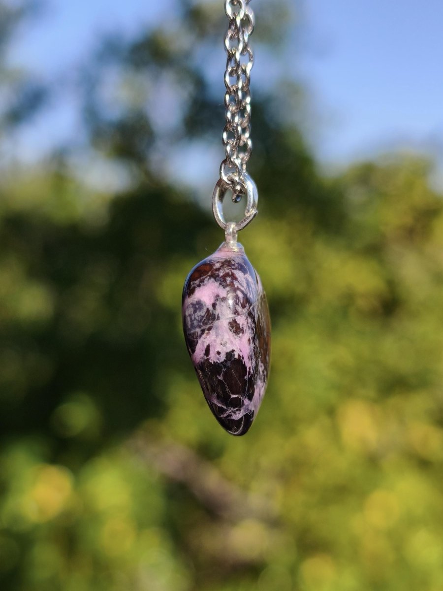 Sugilith / Sugilite Kette inkl. 925 Silberöse lila Edelstein Unikat Ethno Natur Heilstein Rarität Selten Flash Wow Sammler Investition Edel - Art of Nature Berlin