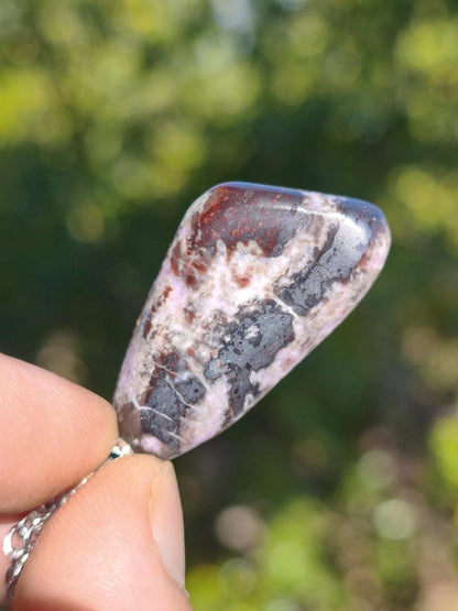Sugilith / Sugilite Kette inkl. 925 Silberöse lila Edelstein Unikat Ethno Natur Heilstein Rarität Selten Flash Wow Sammler Investition Edel - Art of Nature Berlin
