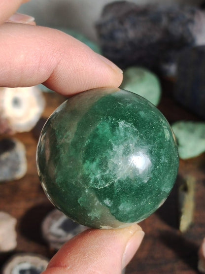 Tanzurine green Emerald Tanzurine Quartz ~ Magische Edelstein Kugel Deko Sphere Crystal Meditation Ethno Heilstein Sammler Rarität Mineral - Art of Nature Berlin