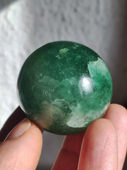 Tanzurine green Emerald Tanzurine Quartz ~ Magische Edelstein Kugel Deko Sphere Crystal Meditation Ethno Heilstein Sammler Rarität Mineral - Art of Nature Berlin