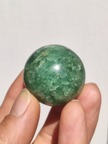 Tanzurine green Emerald Tanzurine Quartz ~ Magische Edelstein Kugel Deko Sphere Crystal Meditation Ethno Heilstein Sammler Rarität Mineral - Art of Nature Berlin