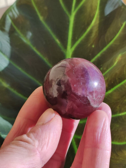 Tanzurine red Cherry Tanzurine Quartz ~ Magische Edelstein Kugel Deko Sphere Crystal Meditation Ethno Heilstein Sammler Rarität Mineral - Art of Nature Berlin