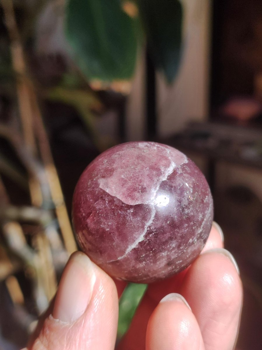 Tanzurine red Cherry Tanzurine Quartz ~ Magische Edelstein Kugel Deko Sphere Crystal Meditation Ethno Heilstein Sammler Rarität Mineral - Art of Nature Berlin