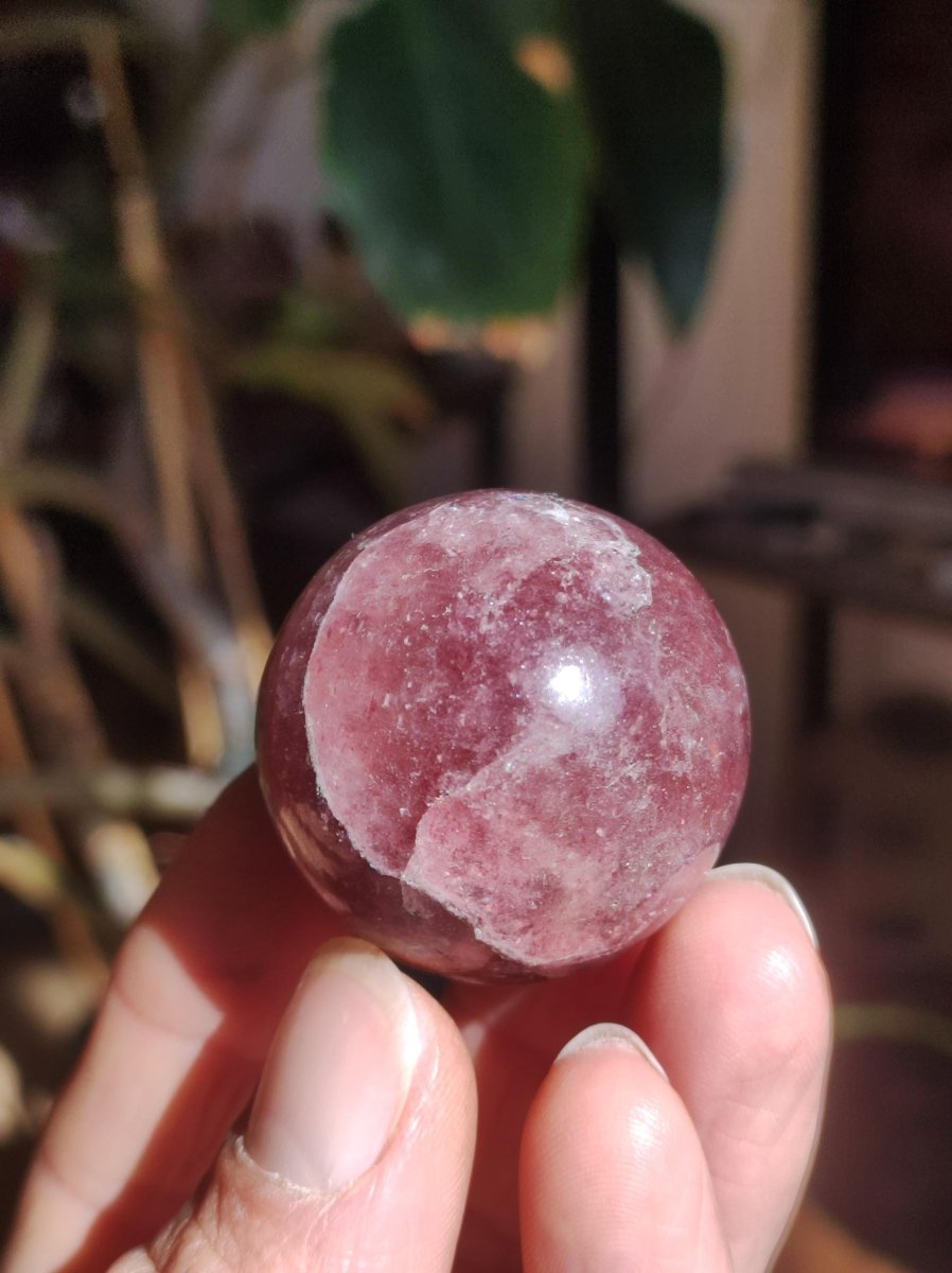 Tanzurine red Cherry Tanzurine Quartz ~ Magische Edelstein Kugel Deko Sphere Crystal Meditation Ethno Heilstein Sammler Rarität Mineral - Art of Nature Berlin