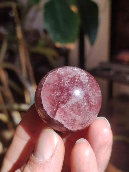 Tanzurine red Cherry Tanzurine Quartz ~ Magische Edelstein Kugel Deko Sphere Crystal Meditation Ethno Heilstein Sammler Rarität Mineral - Art of Nature Berlin