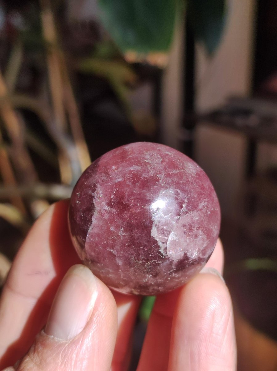 Tanzurine red Cherry Tanzurine Quartz ~ Magische Edelstein Kugel Deko Sphere Crystal Meditation Ethno Heilstein Sammler Rarität Mineral - Art of Nature Berlin