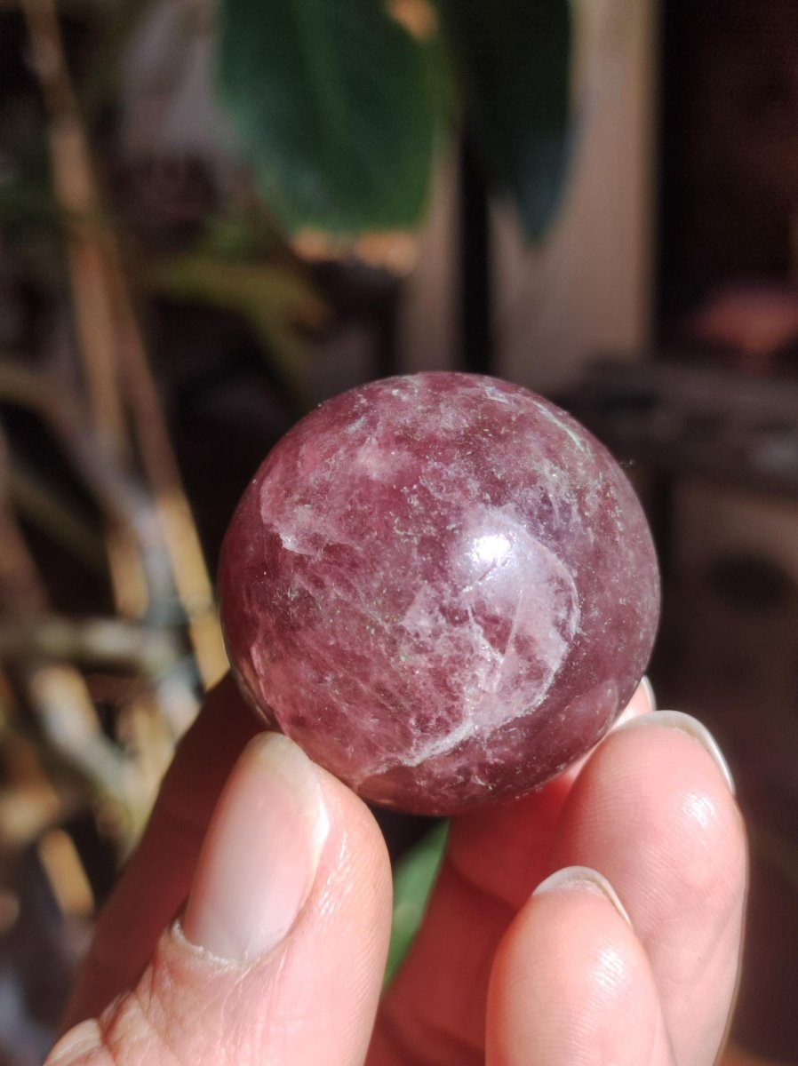 Tanzurine red Cherry Tanzurine Quartz ~ Magische Edelstein Kugel Deko Sphere Crystal Meditation Ethno Heilstein Sammler Rarität Mineral - Art of Nature Berlin