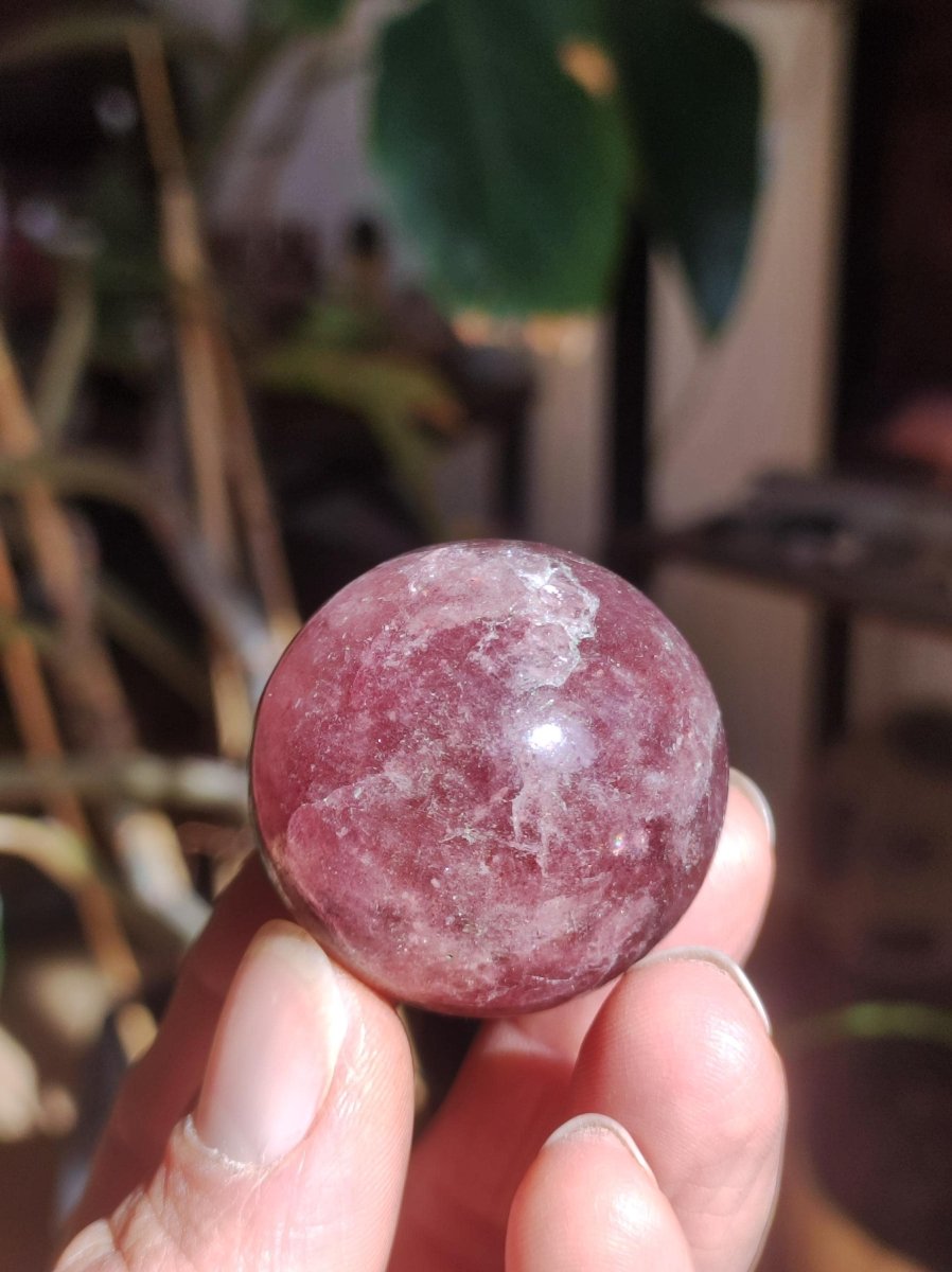 Tanzurine red Cherry Tanzurine Quartz ~ Magische Edelstein Kugel Deko Sphere Crystal Meditation Ethno Heilstein Sammler Rarität Mineral - Art of Nature Berlin