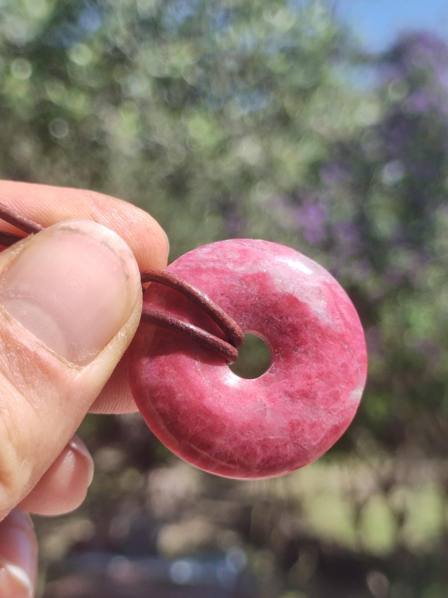 Thulit Donut AAA Edelstein Kette Heilstein Schutzsymbol Mann Frau Glück HIPPIE GOA Boho Tibet Ethno Natur Rarität Geschenk Freundin Unikat - Art of Nature Berlin
