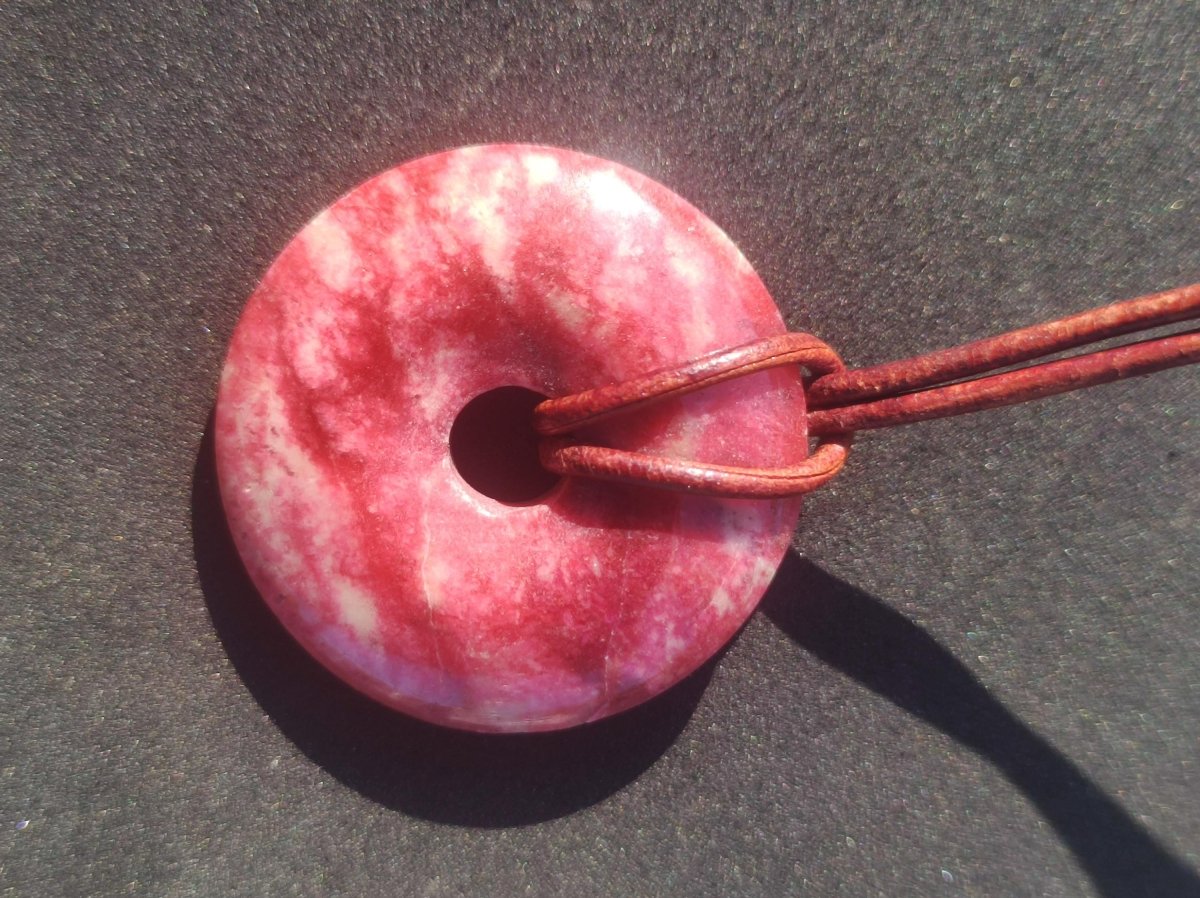 Thulit Donut AAA Edelstein Kette Heilstein Schutzsymbol Mann Frau Glück HIPPIE GOA Boho Tibet Ethno Natur Rarität Geschenk Freundin Unikat - Art of Nature Berlin