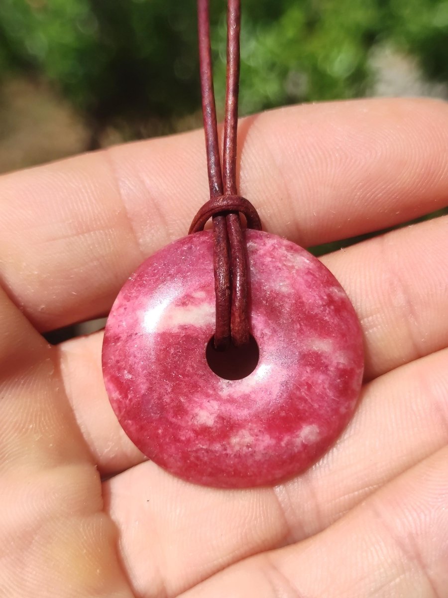 Thulit Donut AAA Edelstein Kette Heilstein Schutzsymbol Mann Frau Glück HIPPIE GOA Boho Tibet Ethno Natur Rarität Geschenk Freundin Unikat - Art of Nature Berlin