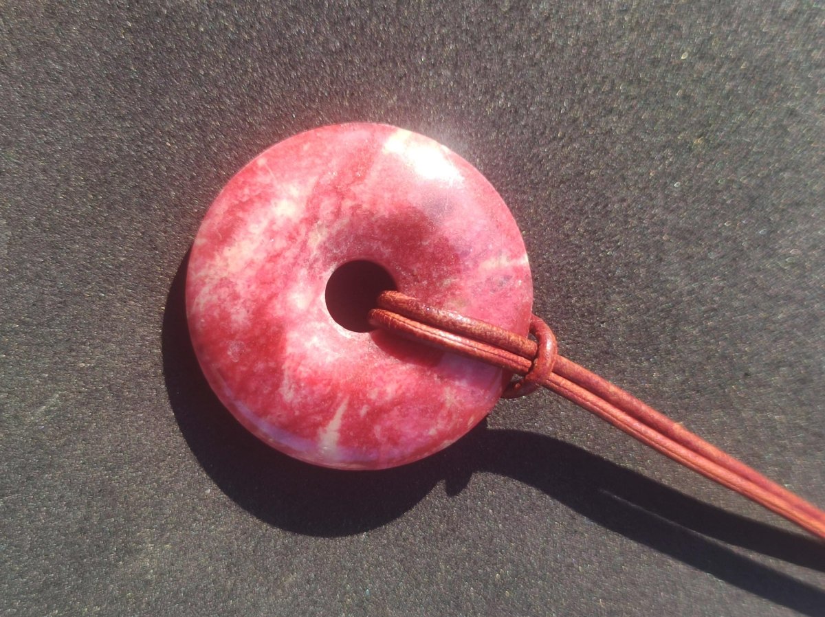 Thulit Donut AAA Edelstein Kette Heilstein Schutzsymbol Mann Frau Glück HIPPIE GOA Boho Tibet Ethno Natur Rarität Geschenk Freundin Unikat - Art of Nature Berlin