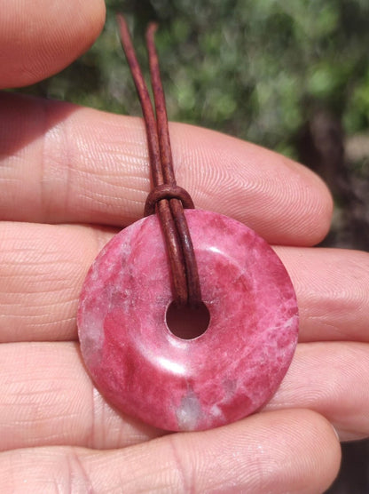 Thulit Donut AAA Edelstein Kette Heilstein Schutzsymbol Mann Frau Glück HIPPIE GOA Boho Tibet Ethno Natur Rarität Geschenk Freundin Unikat - Art of Nature Berlin