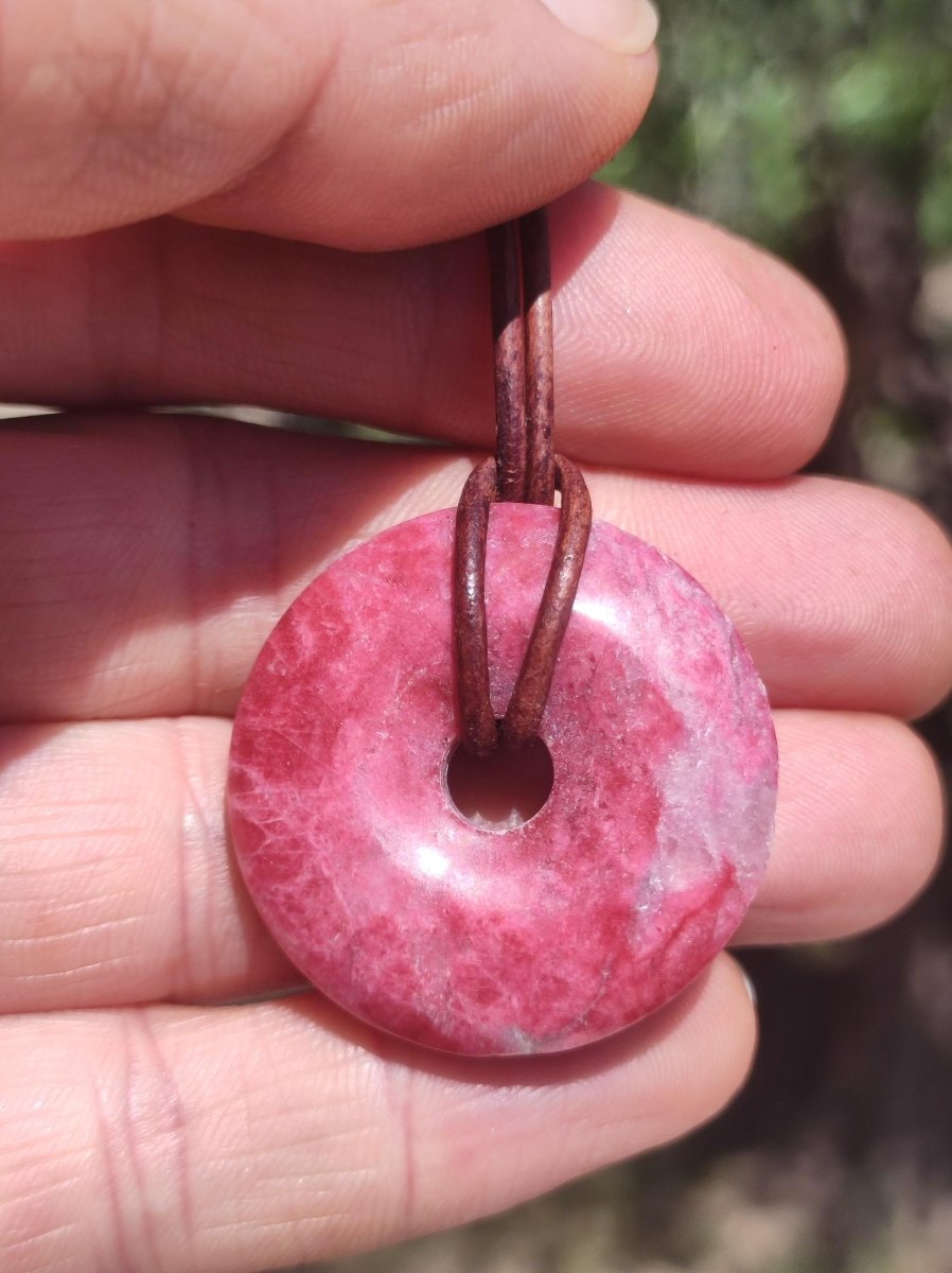 Thulit Donut AAA Edelstein Kette Heilstein Schutzsymbol Mann Frau Glück HIPPIE GOA Boho Tibet Ethno Natur Rarität Geschenk Freundin Unikat - Art of Nature Berlin