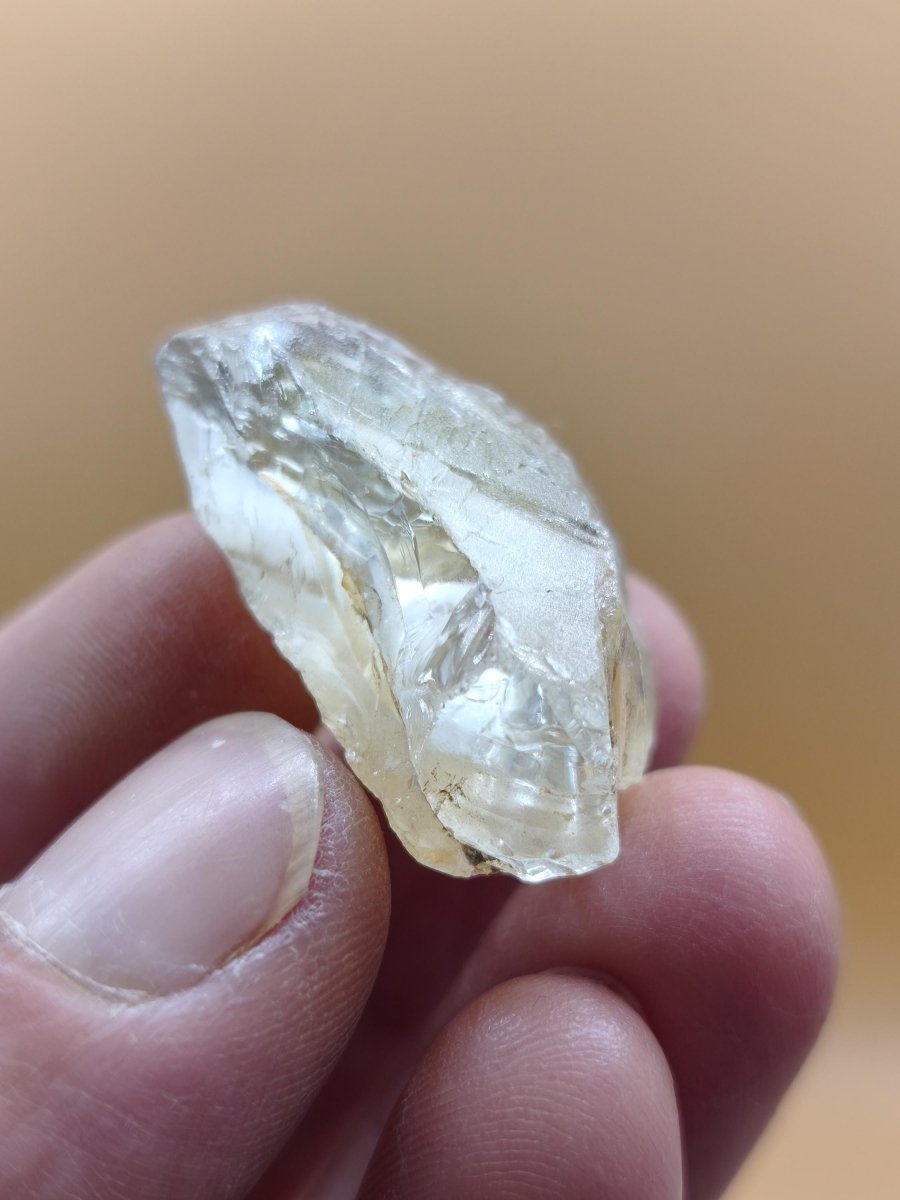 Topas Rohkristall Ukraine | Klarer Edelstein mit goldgelben Einschlüssen | Natürliches Mineralien Honigfarbener Topas Kristall Unikat - Art of Nature Berlin