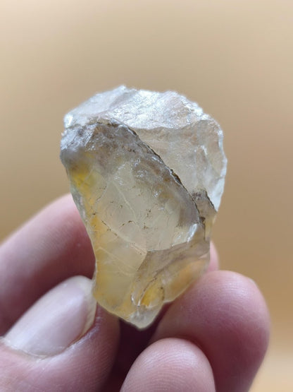 Topas Rohkristall Ukraine | Klarer Edelstein mit goldgelben Einschlüssen | Natürliches Mineralien Honigfarbener Topas Kristall Unikat - Art of Nature Berlin