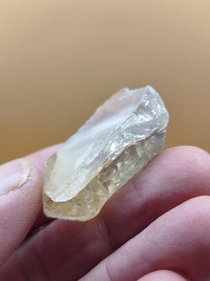 Topas Rohkristall Ukraine | Klarer Edelstein mit goldgelben Einschlüssen | Natürliches Mineralien Honigfarbener Topas Kristall Unikat - Art of Nature Berlin