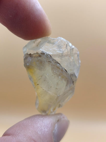 Topas Rohkristall Ukraine | Klarer Edelstein mit goldgelben Einschlüssen | Natürliches Mineralien Honigfarbener Topas Kristall Unikat - Art of Nature Berlin